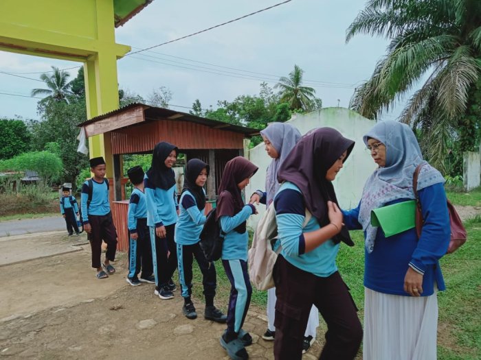 Dewan Guru MIN 1 Tebo Laksanakan Tugas Piket, Bentuk Karakter Disiplin Siswa di Madrasah