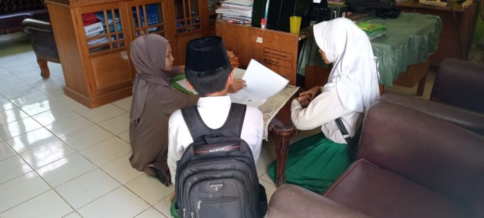 Staf TU MIN 1 Tebo Rampungkan Pembagian Sertifikat TKA Untuk Kelas VI Tahun 2026 Staf TU MIN 1 Tebo Rampungkan Pembagian Sertifikat TKA Untuk Kelas VI Tahun 2026