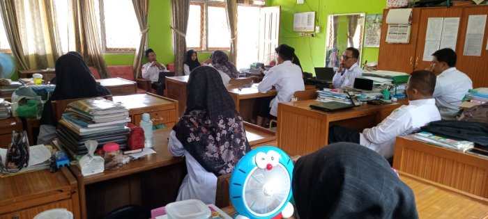 Kepala MIN 1 Tebo Sampaikan Desiminasi Kurikulum Berbasis Cinta Kepada Dewan Guru
