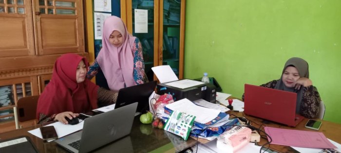 Dewan Guru MIN 1 Tebo Siap  Cetak Rapor Siswa di Madrasah