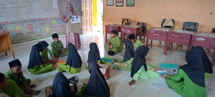 Siswa Kelas 5B Membuat Diorama Rantai Makanan Laut