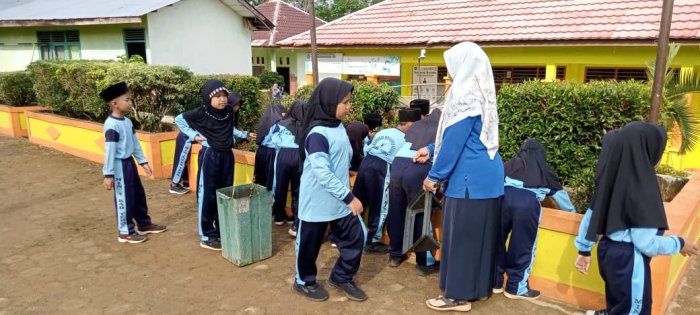 Siswa MIN 1 Tebo Gelar Aksi Bersih Lingkungan Madrasah