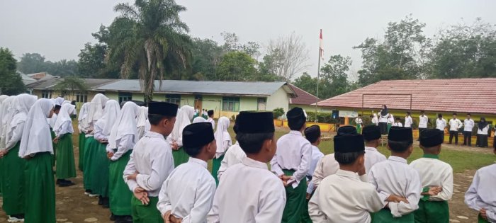 Pembina Upacara Sampaikan Pesan Menyentuh Ciptakan Siswa Tekun Tuntut Ilmu di Madrasah