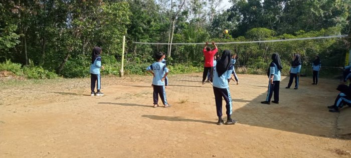Siswa Kelas 6B Ikuti Permainan Bola Voli Bersama Dewan Guru