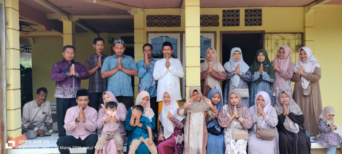 Keluarga Besar MIN 1 Tebo Kunjungi Rumah Kepala Madrasah, Gelar Kegiatan Halal Bihalal Pererat Kekeluargaan