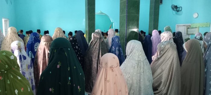 Siswa MIN 1 Tebo Ikuti Pelaksanaan Sholat Dzuhur Berjamaah di Masjid Area Madrasah