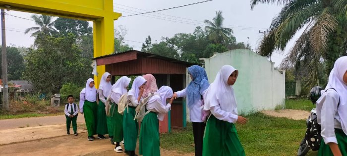 Dewan Guru MIN 1 Tebo Laksanakan Kegiatan Sambut Siswa Tingkatkan Kedisiplinan di Lingkungan Madrasah