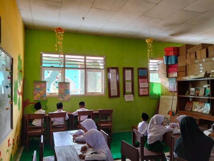 Siswa Kelas 1B MIN 1 Tebo Kunjungi Perpustakaan Madrasah Bersama Wali Kelas