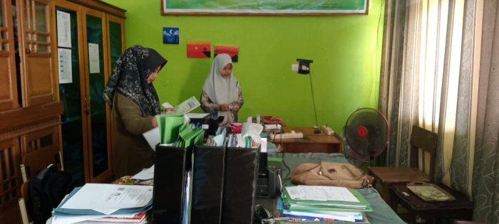 Staf TU MIN 1 Tebo Matangkan Persiapan PMB, Siap Sambut Calon Murid Baru Tahun Ajaran 2026/2027