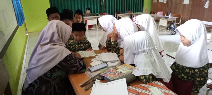 Siswa Kelas 1B Antusias Ikuti Pembelajaran Literasi dan Iqro Bersama Wali Kelas