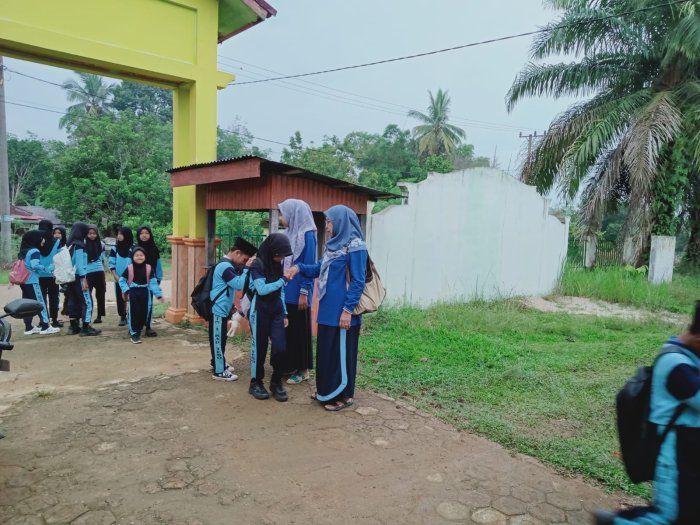 Dewan Guru MIN 1 Tebo Rutin Laksanakan Kegiatan Pembiasaan Sambut Siswa Dengan Penuh Semangat