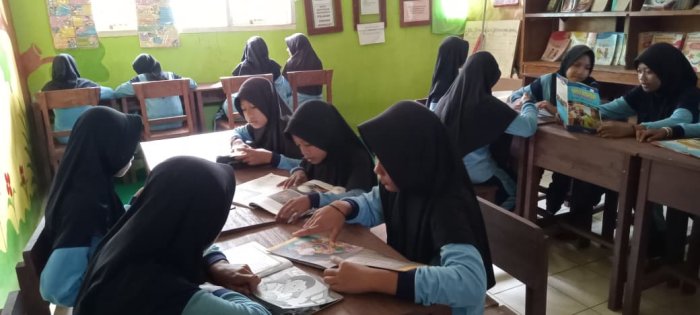 Siswa MIN 1 Tebo Manfaatkan Perpustakaan untuk Rekreasi Ilmu Siswa MIN 1 Tebo Manfaatkan Perpustakaan untuk Rekreasi Ilmu