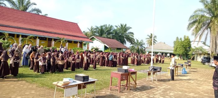 Siswa MIN 1 Tebo Semangat Terima Rapor Pada Semester Genap Tahun 2026