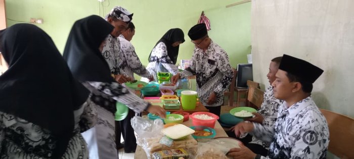 Dewan Guru MIN 1 Tebo Gelar Makan Bersama Perkuat Moment Peringatan Hari Guru