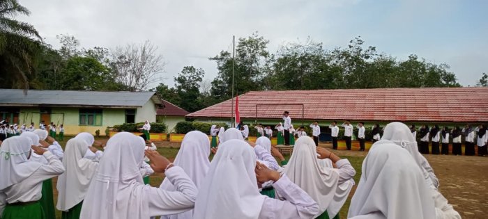 MIN 1 Tebo Gelar Upacara Bendera Rutin Setiap Hari Senin