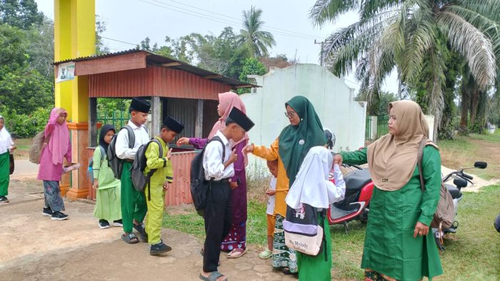 Dewan Guru MIN 1 Tebo Antusias Sambut Siswa di Hari Sumpah Pemuda Dewan Guru MIN 1 Tebo Antusias Sambut Siswa di Hari Sumpah Pemuda