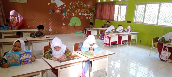 Siswa Kelas 1A MIN 1 Tebo Aktif Tingkatkan Literasi Membaca Bersama Wali Kelas