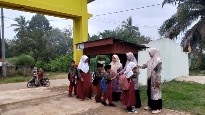 Dewan Guru MIN 1 Tebo Laksanakan Pembiasaan Sambut Siswa Dengan Penuh Semangat Dewan Guru MIN 1 Tebo Laksanakan Pembiasaan Sambut Siswa Dengan Penuh Semangat