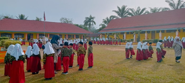 Wali Kelas MIN 1 Tebo Aktif Dampingi Pembiasaan LKBB Wali Kelas MIN 1 Tebo Aktif Dampingi Pembiasaan LKBB