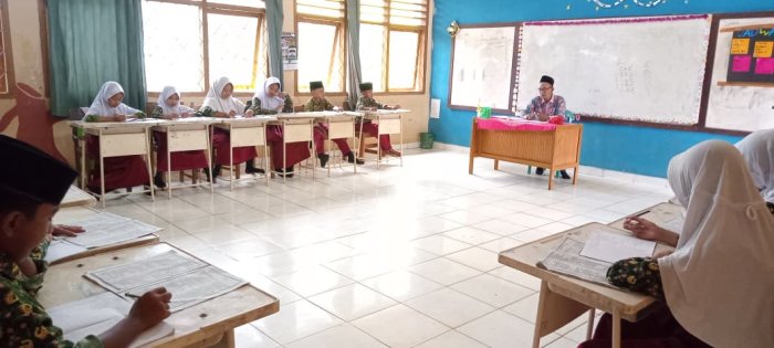 Siswa Kelas Tinggi MIN 1 Tebo Antusias Ikuti Pembelajaran Bersama Dewan Guru di Kelas