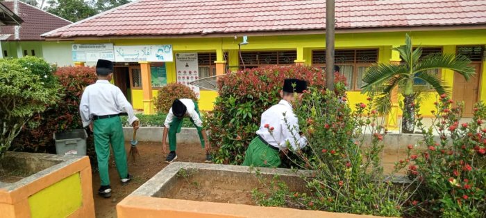 Siswa MIN 1 Tebo Terapkan Cinta Kebersihan Usai Upacara Bendera di Laksanakan