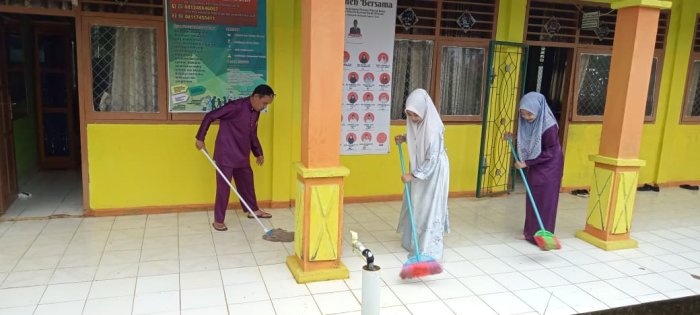 Dewan Guru MIN 1 Tebo Gelar Rutinitas Pagi, Jaga Kebersihan Madrasah Setiap Hari
