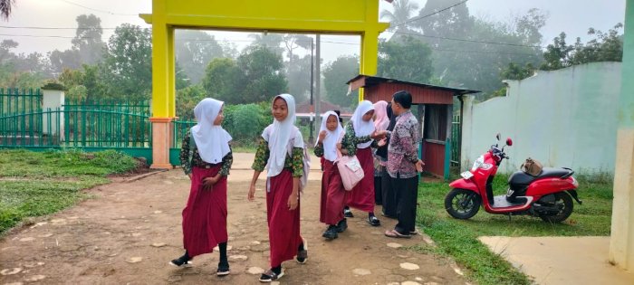 Dewan Guru MIN 1 Tebo Ukir Semangat Laksanakan Kegiatan Piket Sambut Siswa di Pagi Hari