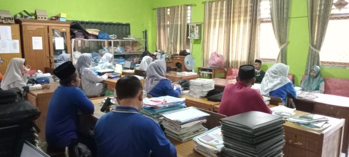 Kepala MIN 1 Tebo Beserta Dewan Guru dan Staf Madrasah Gelar Brifing Pagi,  Matangkan Persiapan TKA Tahun 2026