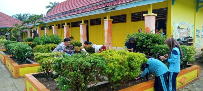 Siswa Kelas 6 MIN 1 Tebo Galakkan Kebersihan Lingkungan Madrasah