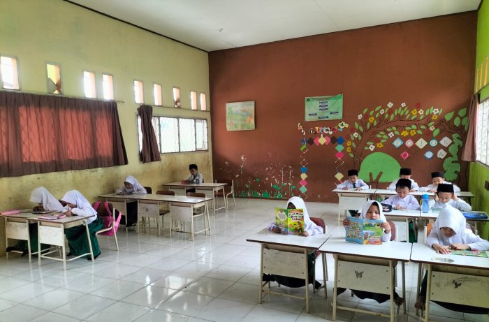 Siswa Kelas Rendah MIN 1 Tebo Ikuti Rutinitas Membaca Bersama di Ruang Kelas Siswa Kelas Rendah MIN 1 Tebo Ikuti Rutinitas Membaca Bersama di Ruang Kelas