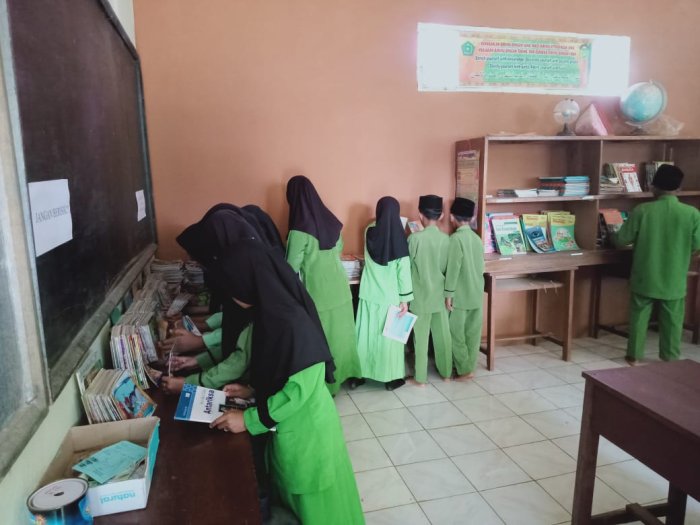 Siswa MIN 1 Tebo Tingkatkan Literasi Lewat Kunjungan Perpustakaan Setiap Hari