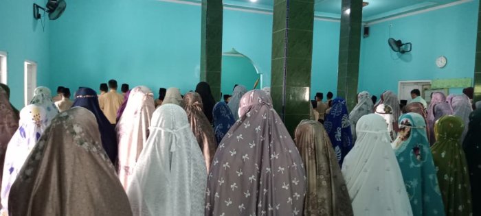 Siswa MIN 1 Tebo Rutin Ikuti Pelaksanaan  Sholat Dzuhur Berjamaah di Masjid Area Madrasah