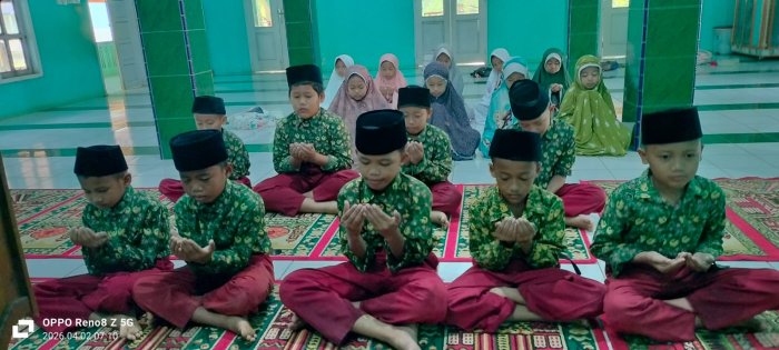 Siswa Kelas IV MIN 1 Tebo Rutin Laksanakan Sholat Dhuha
