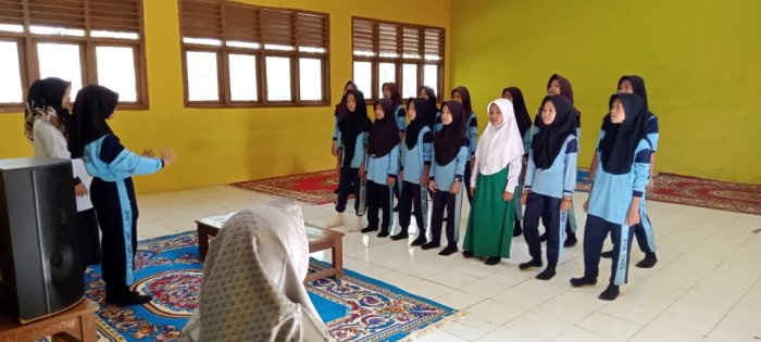 Siswa MIN 1 Tebo Fokus Ikuti Latihan Paduan Suara Siap Tampil Memukau Pada Saat Lomba