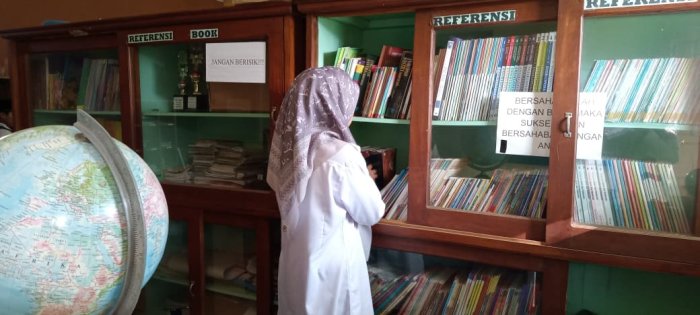 Petugas Perpustakaan MIN 1 Tebo Rutin Rapikan Koleksi Buku Berikan Kenyamanan Siswa Dalam Meningkatkan Literasi