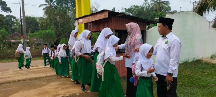 Dewan Guru MIN 1 Tebo Gelar Rutinitas Pembiasaan Piket Pagi Dengan Antusias