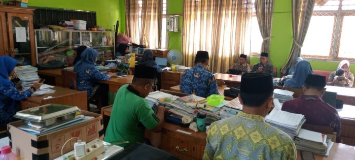 Dewan Guru dan Staf MIN 1 Tebo Ikuti Pembinaan Bersama Kepala Madrasah dan Pengawas Dengan Antusias Dewan Guru dan Staf MIN 1 Tebo Ikuti Pembinaan Bersama Kepala Madrasah dan Pengawas Dengan Antusias