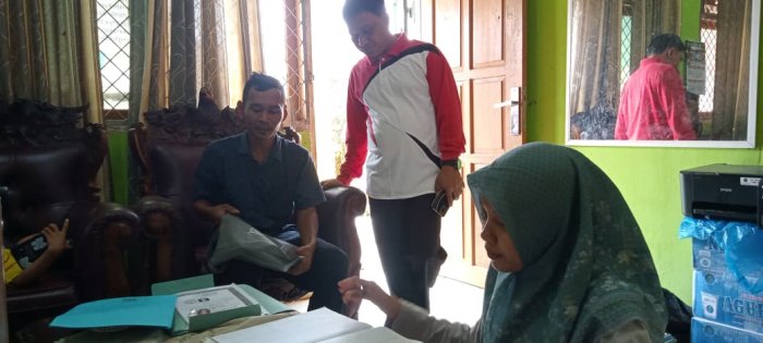 Staf TU MIN 1 Tebo Berikan Pelayanan Sambut Wali Murid Dalam PMB Tahun Ajaran 2026/2027