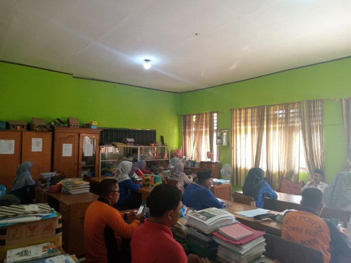 Kepala MIN 1 Tebo Bersama Dewan Guru Gelar Brifing Pagi Persiapkan Kegiatan di Madrasah