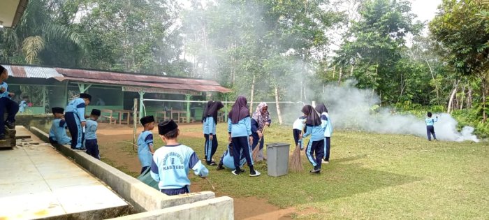 MIN 1 Tebo Gelar Kegiatan  Gotong Royong Bersama  Sambut KKMI di Madrasah
