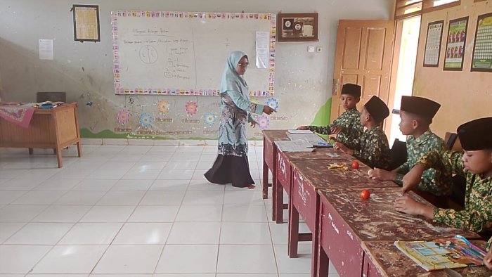 Siswa Kelas 5B Ikuti Pembelajaran Matematika Pelajari Pecahan Menggunakan Buah