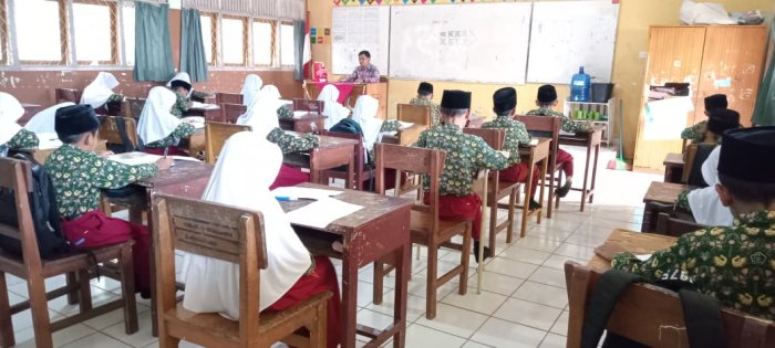 Siswa Kelas Tinggi  MIN 1 Tebo Ikuti Pelaksanaan Sumatif Semester Ganjil Pada Hari Ketiga