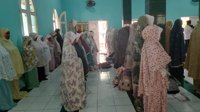 Siswa MIN 1 Tebo Rutin Laksanakan Sholat Dzuhur Berjamaah di Masjid