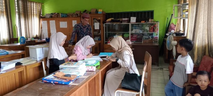 Dewan Guru dan Staf TU MIN 1 Tebo Sambut Antusias Pendaftaran Siswa Baru di Madrasah Dewan Guru dan Staf TU MIN 1 Tebo Sambut Antusias Pendaftaran Siswa Baru di Madrasah