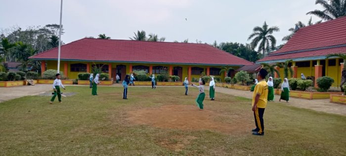 Siswa MIN 1 Tebo Kembangkan Bakat Olahraga, Ikuti Seleksi Permainan Badminton di Lingkungan Madrasah Siswa MIN 1 Tebo Kembangkan Bakat Olahraga, Ikuti Seleksi Permainan Badminton di Lingkungan Madrasah