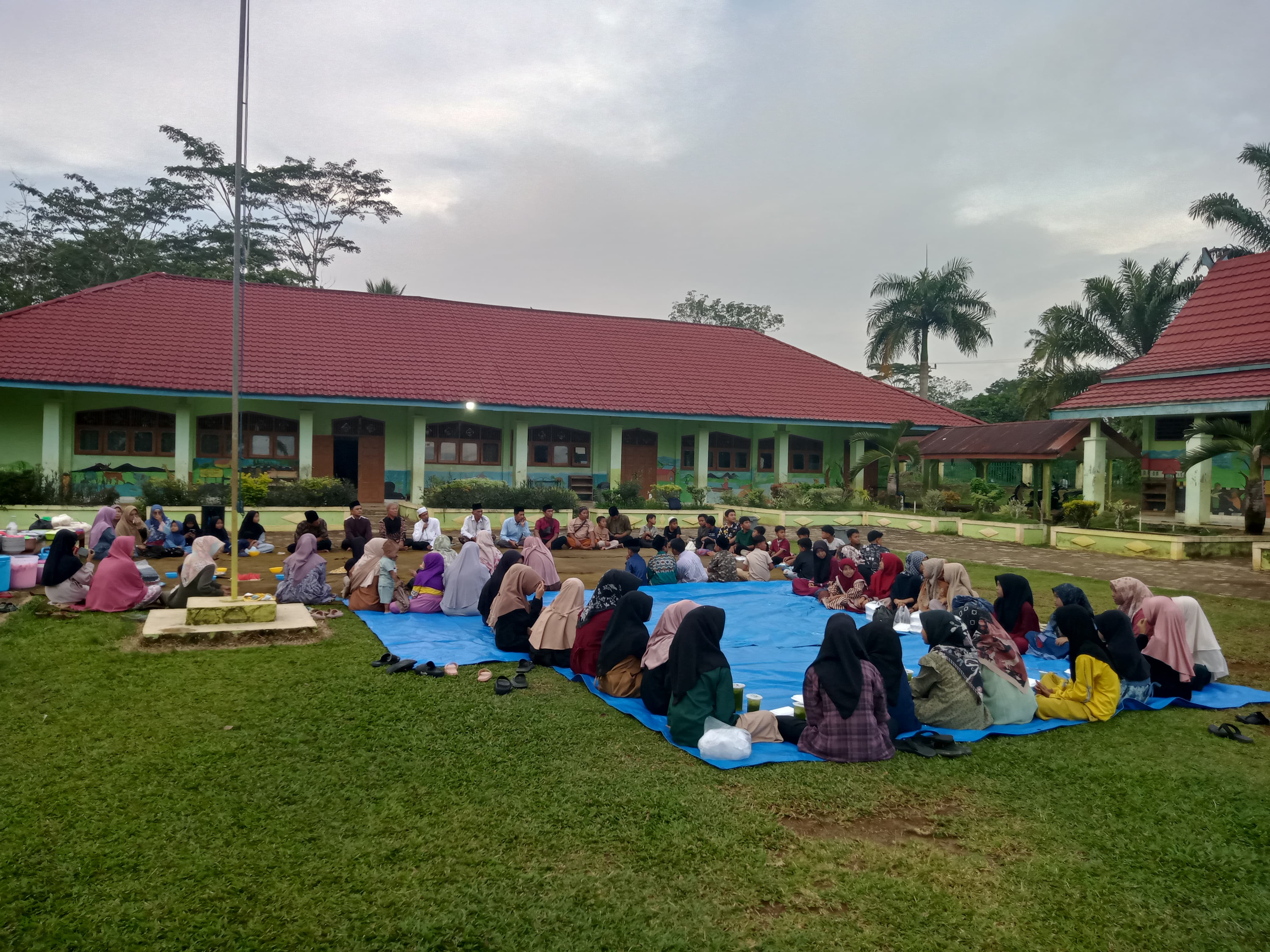 Buka Bersama Keluarga MIN 1 Tebo Buka Bersama Keluarga MIN 1 Tebo