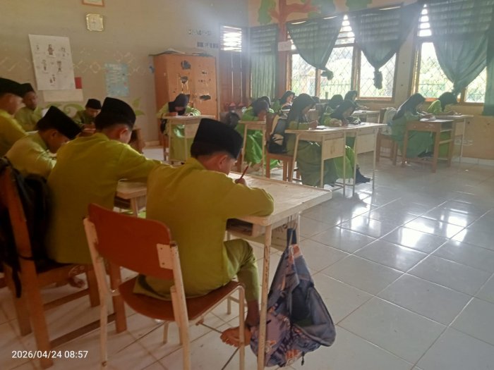 Siswa Kelas VIA Ikuti Pelajaran Seni Rupa, Gelar Kegiatan Menggambar Dengan Prinsip Keseimbangan
