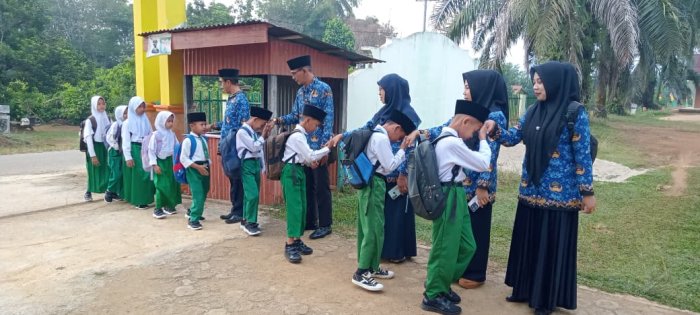 Dewan Guru MIN 1 Tebo  Tunjukkan Antusiasme Laksanakan Tugas Piket Sambut Siswa Setiap Pagi