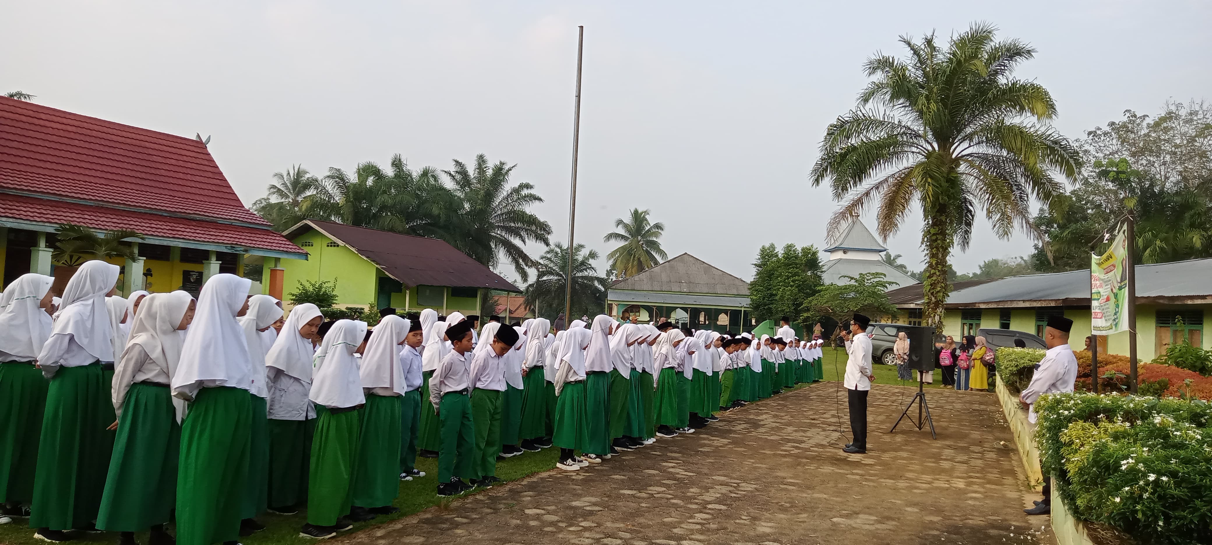 MIN 1 TEBO LUAR BIASA, ANTUSIASME HARI PERTAMA MASUK SEKOLAH DAN PEMBUKAAN MATSAMA 