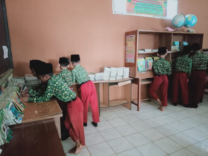 Siswa MIN 1 Tebo Manfaat Waktu Istirahat Adakan Kegiatan Kunjungan Pustaka Tingkatkan Literasi Membaca